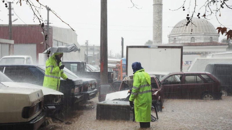 Büyükşehir Sağanak Yağışta 520 Personel İle Sahada