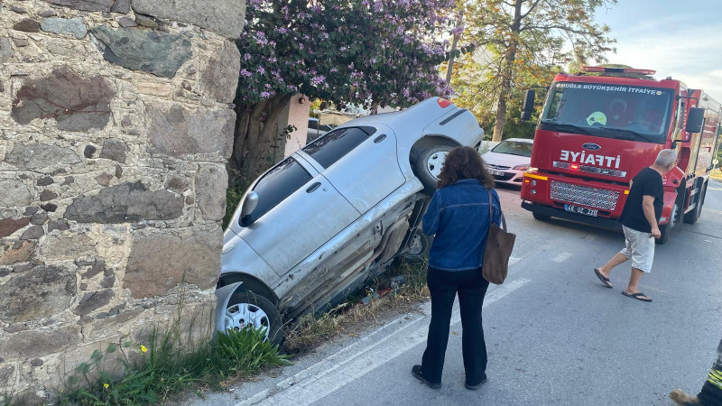 Yalıkavak’ta Trafik Kazası: Araç Taş Binaya Çarptı