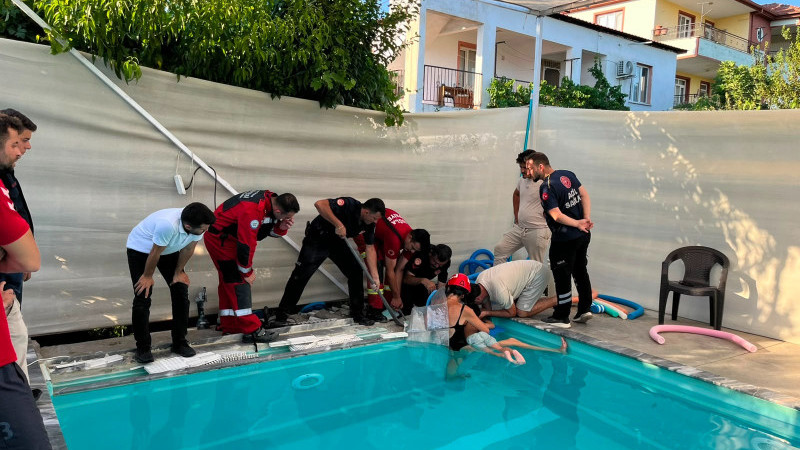 Havuzda Sıkışan 4 Yaşındaki Çocuk Kurtarıldı