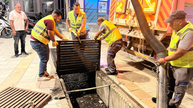 Çarşı Mahallesi’nde Mazgal Temizliği ve İlaçlama Çalışması