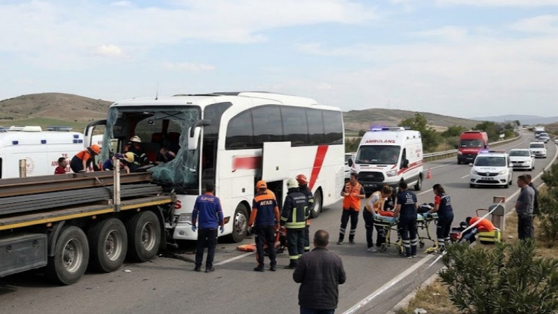 Milas-Söke Karayolunda Feci Kaza: 2 Ölü, 17 Yaralı