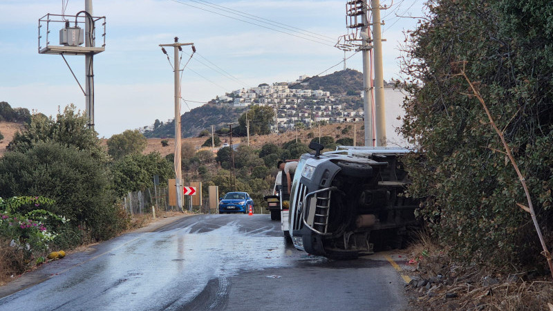 Karpuz Yüklü Kamyonet Devrildi. 