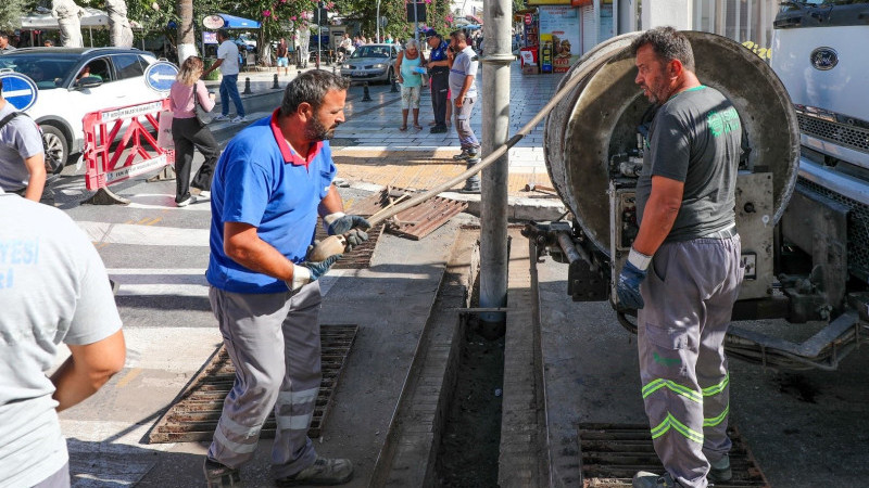 Belediyeden Kanal Açma ve Temizlik Çalışmaları