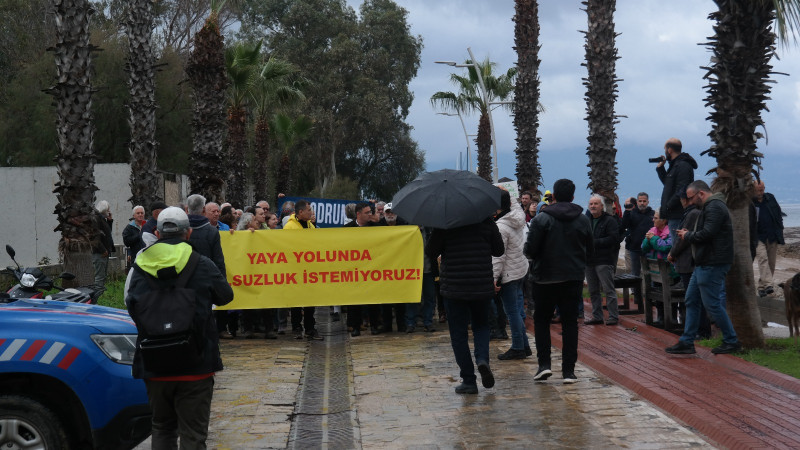 Yolu Kapattılar. İnşaatı Ve Kamyonları Durdurdular.