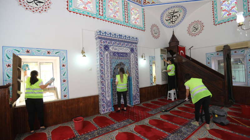 Büyükşehirden Bayram Öncesi Cami Temizliği