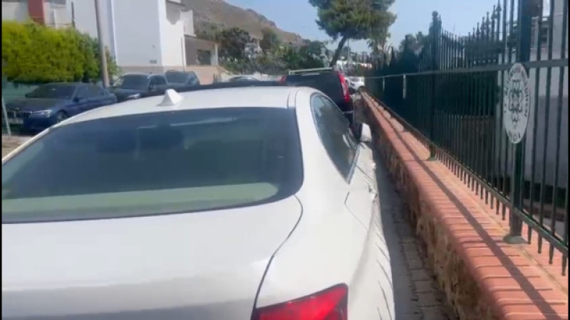Turgutreis’te Kaldırımlar Otopark Oldu, Yayalar Yolda Yaldı!