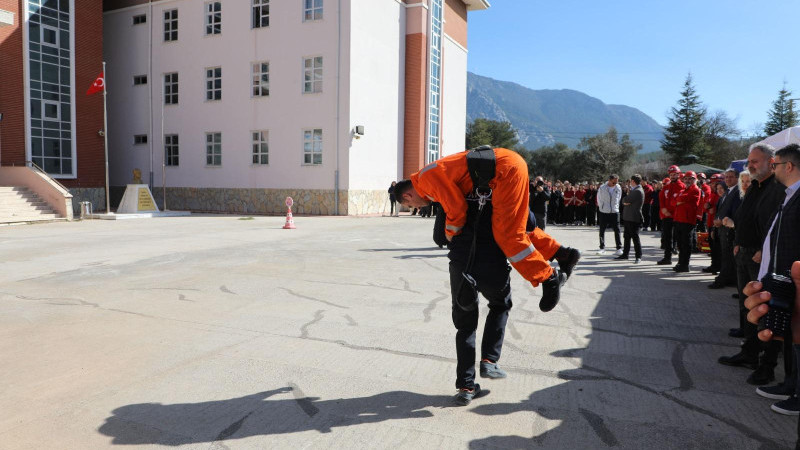 Büyükşehir’den Deprem Haftası’nda Öğrencilere Gerçeğini Aratmayan Tatbikat