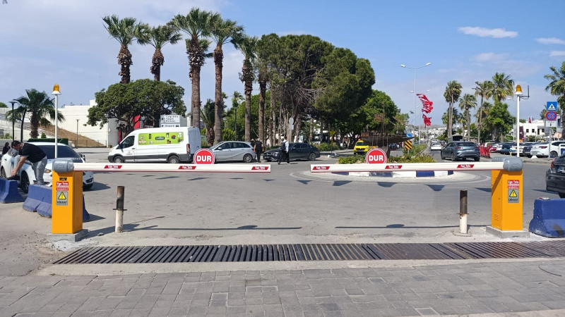 Turgutreis Atatürk Meydanı’nda Kaçak Geçişlere Elektronik Bariyerli Önlem!
