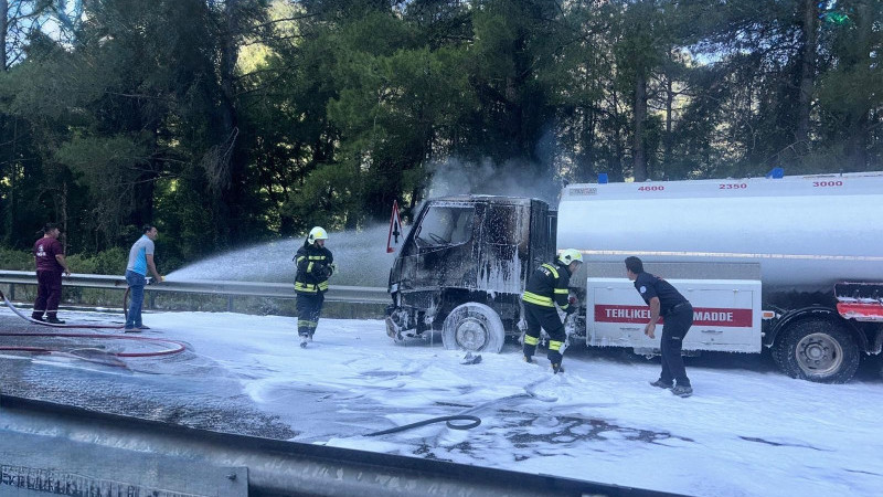 Marmaris'te Korkutan Tanker Yangını: Facianın Eşiğinden Dönüldü!