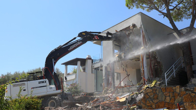 Bodrum’da Kaçak Yapılarda Yıkım Çalışmaları Sürüyor