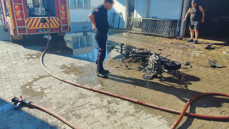 Bodrum Sanayisinde Kaynak Kıvılcımı Yangın Çıkardı: Scooter Kül Oldu