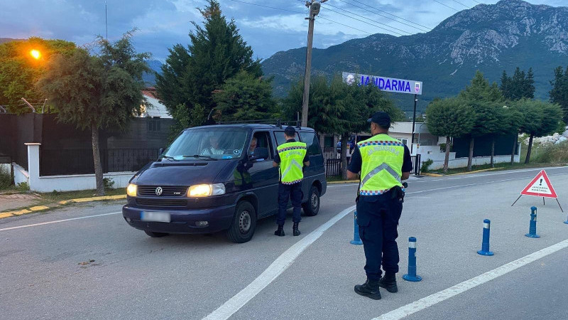 Muğla'da Jandarmadan Yoğun Trafik Denetimi: Bini Aşkın Sürücüye İşlem Yapıldı