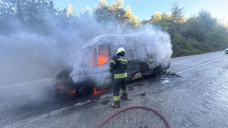 Bodrum'da Okul Servisinde Korkutan Yangın