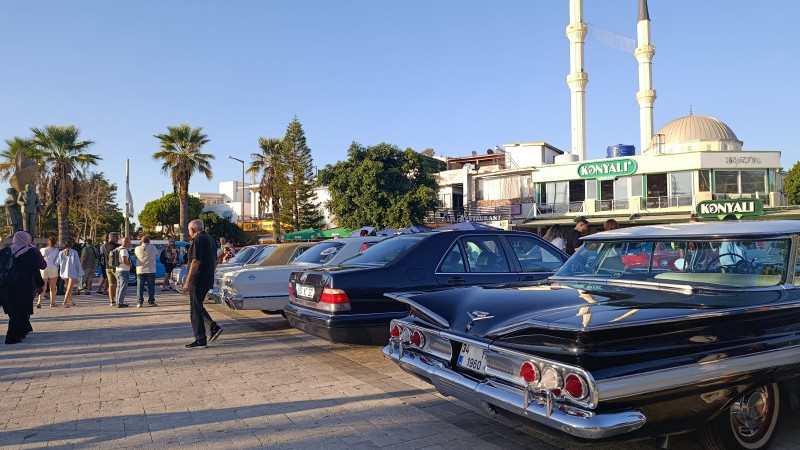 Turgutreis’te Nostalji Rüzgarı: Klasik Otomobiller Bodrum’a Veda Etti